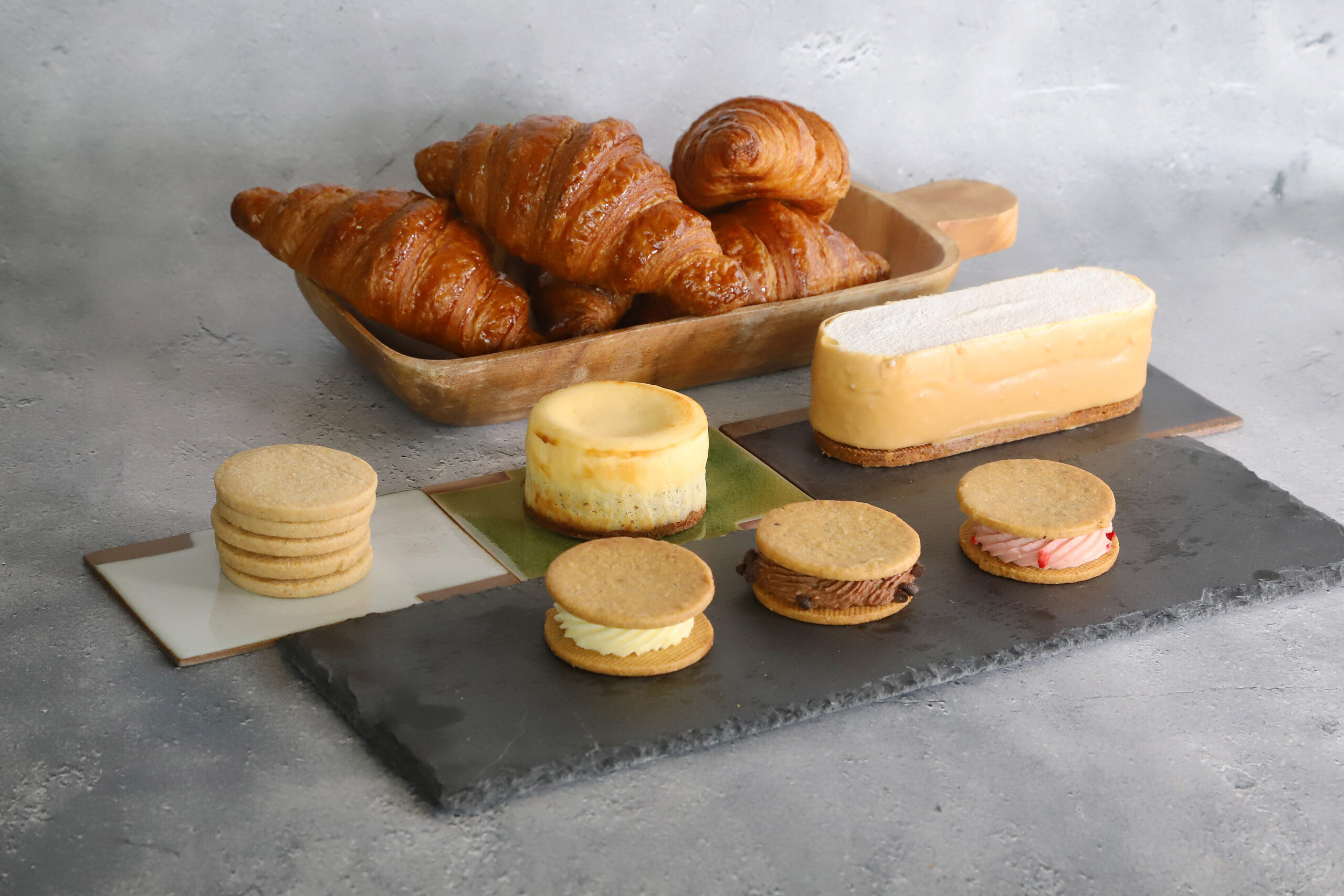 サクサクのクッキーとなめらかな口当たりのチーズクリームが一緒になった「RAKUTOチーズバターサンド」をメイン商品に、長年経験を積んだパティシエが開発した新たなオリジナルチーズスイーツを提供する。