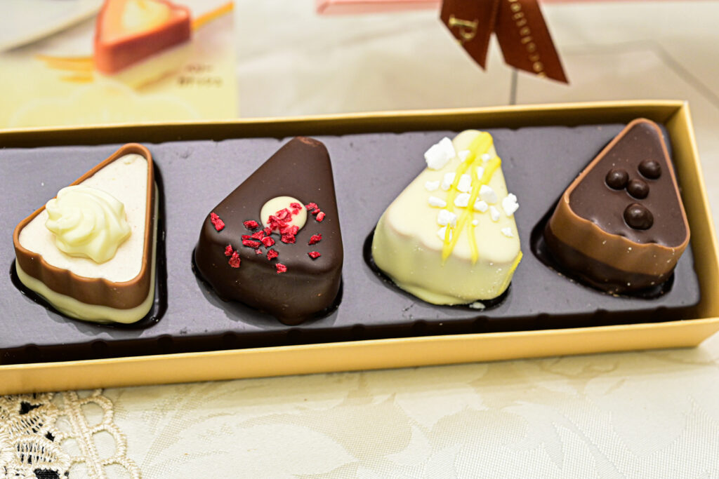 新作『ケーキショコラ』税込み972円。大粒で食べごたえがある。「革新的」と語るチェリーをまぶした一品は2種類の食感のチョコレートを組み合わせた。