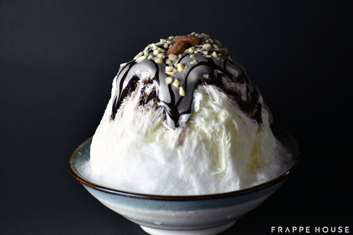 黒ゴマアーモンドホワイトチョコ  黒ゴマ香るホイップクリームとホワイトチョコの相性抜群！ アーモンドの食感がクセになる”カリッと、ふわとろ”かき氷。
