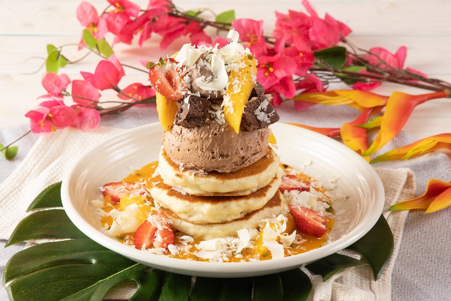 ハワイアンパンケーキカフェ「コナズ珈琲」は2月1日〜2月28日、「Kona‘s Winter Papa’aina」フェア第2弾として「ショコラ&マンゴーパンケーキ」を提供する。