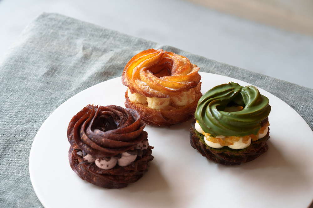ドーナツファクトリー「koe donuts kyoto（コエ ドーナツ京都、以下koe donuts）」は2月15日より、「フルーツ バターサンド ドーナツ」を販売する。