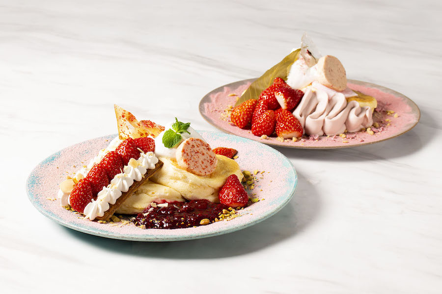 左から「Napoleon pie – strawberry “あまおう”のナポレオンパイ仕立てのパンケーキ」、「Cherry blossom – strawberry “あまおう”と桜モンブランのパンケーキ」
