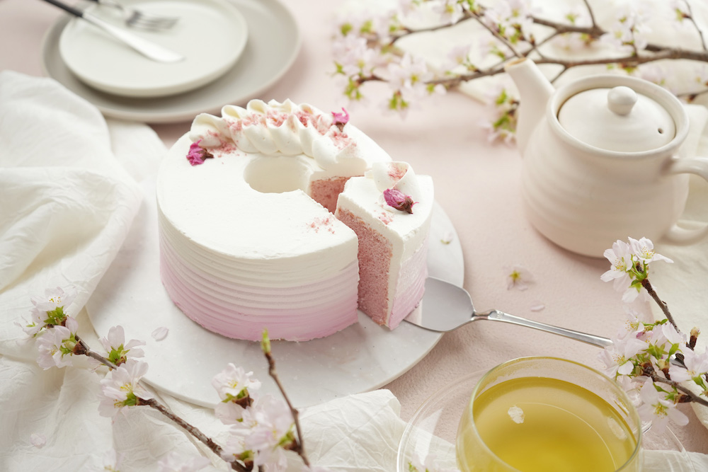 シフォンケーキ専門店「This is CHIFFON CAKE. 」は2月10日より、春限定の桜のシフォンケーキ「SAKURA」の販売をスタートした。2月14日より順次発送をスタートする。
