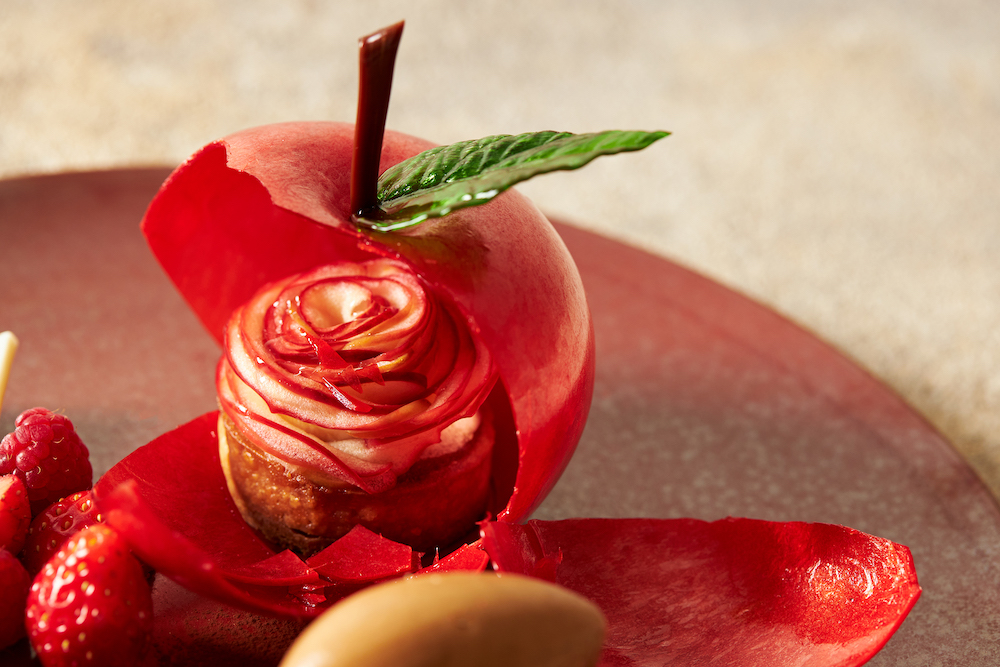 「グランドプリンスホテル新高輪」は2月1日から3月14日まで、ロビー隣接の「Lounge Momiji」にて真っ赤なりんごのスイーツ「Rosy Apple」を提供する。価格は税込み2,500円（別途サービス料）。