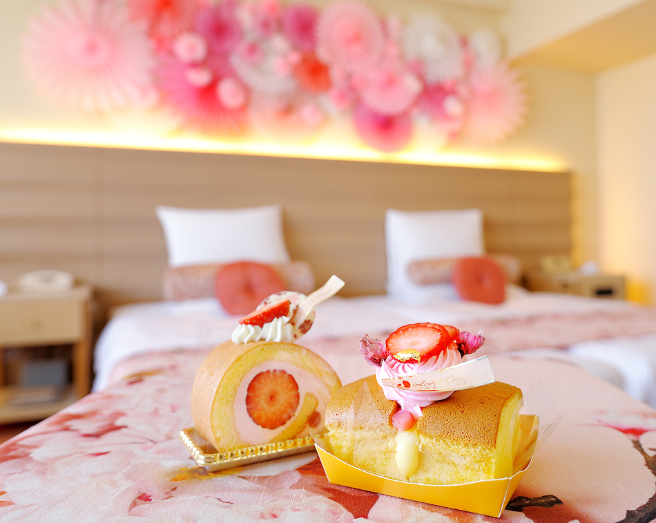千葉・舞浜の「ホテルオークラ東京ベイ」は3月1日〜4月9日、「サクラクルール（桜色）」をテーマに、桜や桜色にちなんだスイーツ、パン、コース料理やサクラクルール（桜色）のペーパーファンでお部屋を華やかに演出したコンセプトルームの宿泊プランを提供する。室数限定の「コンセプトルーム～SAKURA日和～」の宿泊プランで、 パティシエ特製の桜スイーツがつく。