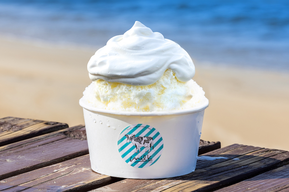 福岡県のプライベートリゾート「カリフォルニアBBQビーチ」にて3月25日より、「生クリーム専門店ミルク」の「生クリームかき氷」が販売される。