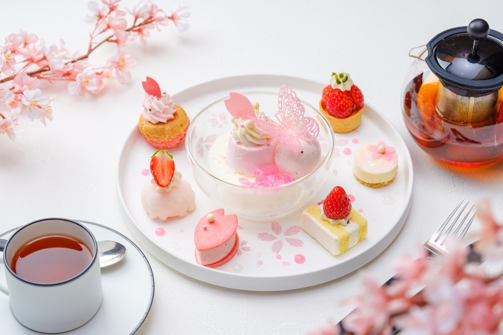 石川県金沢市の「ハイアット セントリック 金沢」は4月1日〜4月28日、オールデイダイニング「FIVE － Grill & Lounge」にて「Sakura Strawberry Cake Set」を展開する。価格は税込み3,850円。