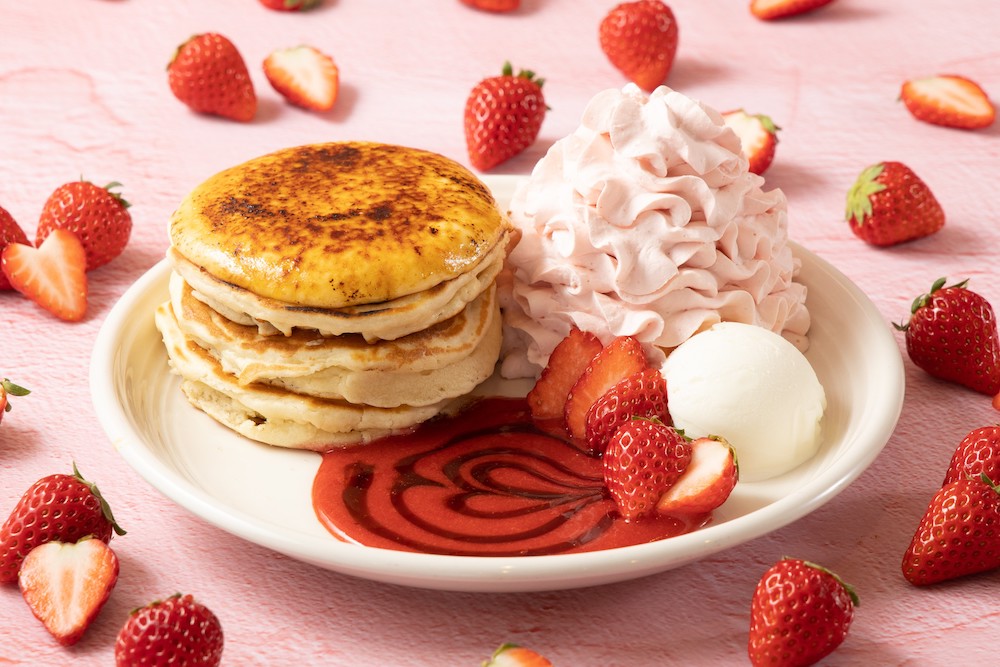 ハワイアンパンケーキカフェ「コナズ珈琲」は3月15日〜5月中旬、「ストロベリーブリュレパンケーキ」を展開する。
