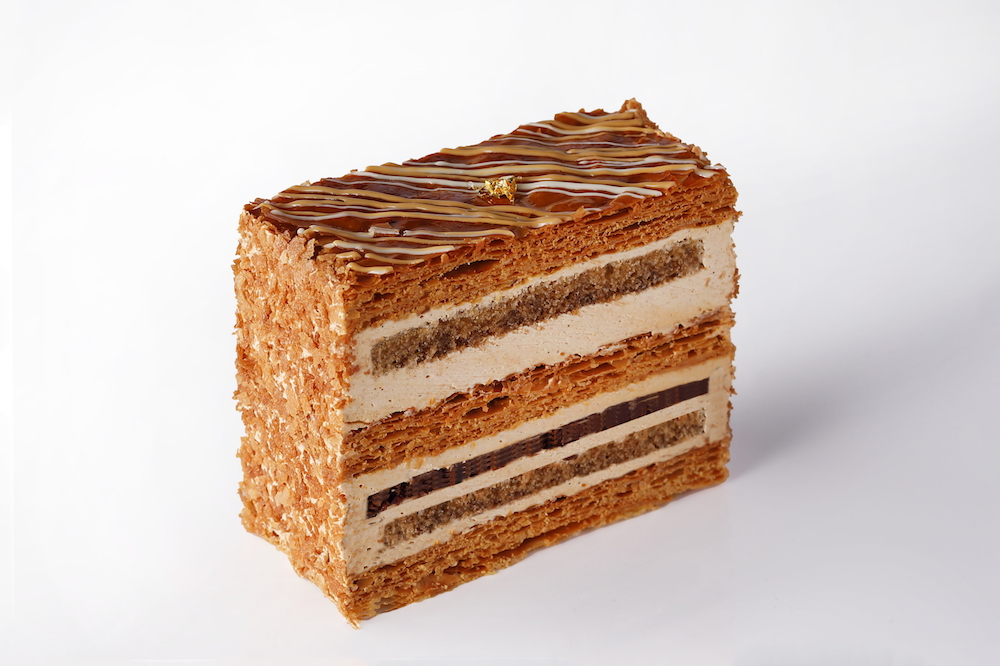 東京の「ホテルニューオータニ」は3月14日のホワイトデーに向けて、ロビー階のケーキショップ「パティスリーSATSUKI」にて、チョコレートを使ったスーパーシリーズのケーキをはじめ、「ホワイトデーマカロン」などを展開中だ。人気のラインアップは一部リニューアルしている。