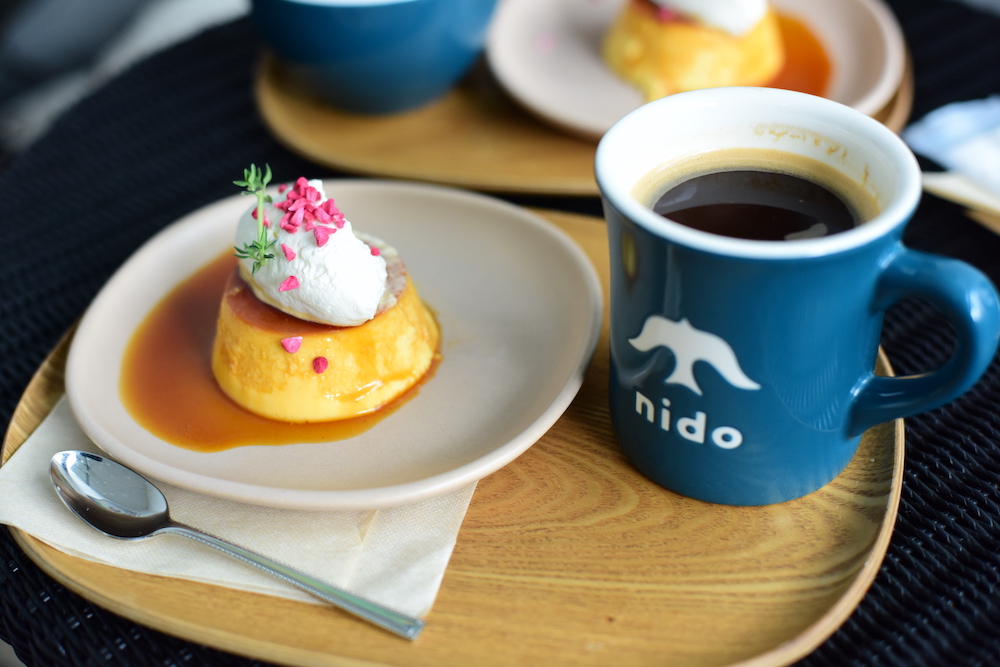 東京都杉並区の善福寺公園すぐそばに位置するカフェスタンド「nido（ニド）」。スペシャルティコーヒーや各種ドリンク、季節に合わせたプリンや冷たいスイーツ、焼き菓子などを提供している。