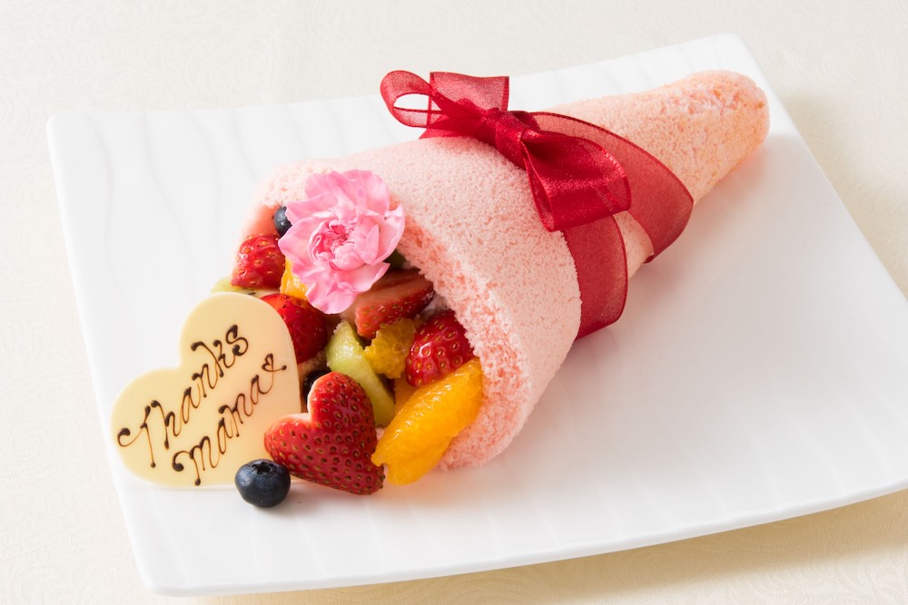 東京都新宿区の「リーガロイヤルホテル東京」は5月7日〜5月14日、母の日ケーキ「フルーツブーケ」をテイクアウトショップ「メリッサ」にて、1日10台限定で販売する。