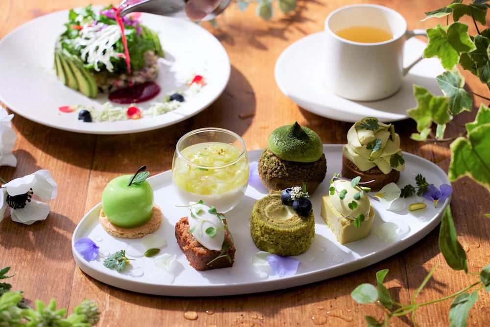 銀座 並木通りの「ハイアット セントリック 銀座 東京」は5月9日～6月30日、初夏の雨上がりをイメージしたスイーツや、ヴィーガンスイーツが楽しめる「Botanical Green Afternoon Tea」および「Botanical Green Sweet Afternoon Tea」を展開する。