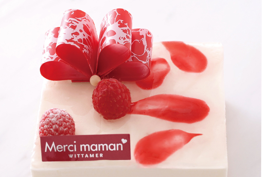 ベルギー王室御用達チョコレートブランド「ヴィタメール」は5月12日～5月14日の3日間、ピンクのフリルチョコレートがかわいい「ロゼ・ノーブル」や赤いリボンのチョコを飾った「メール・シェリー」など母の日向けのケーキを販売する。