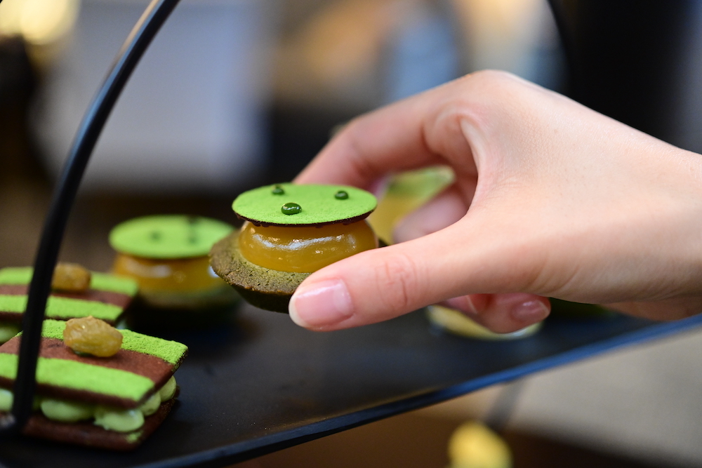 ANAインターコンチネンタルホテル東京が行った抹茶アフタヌーンティーのメディア賞味会にて。手でつかんでいるのは「パッションフルーツゼリーと抹茶フィナンシェ」
