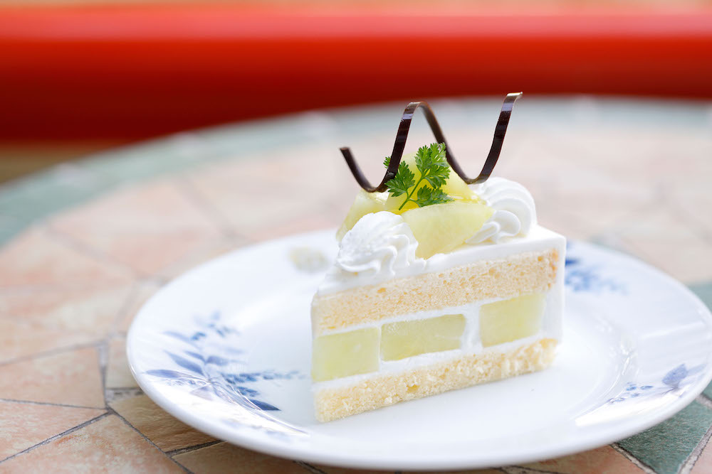奈良ホテルは6月30日まで、「静岡県産メロンのショートケーキ」を展開する。価格は単品・税込み1,350円（サービス料含む）。