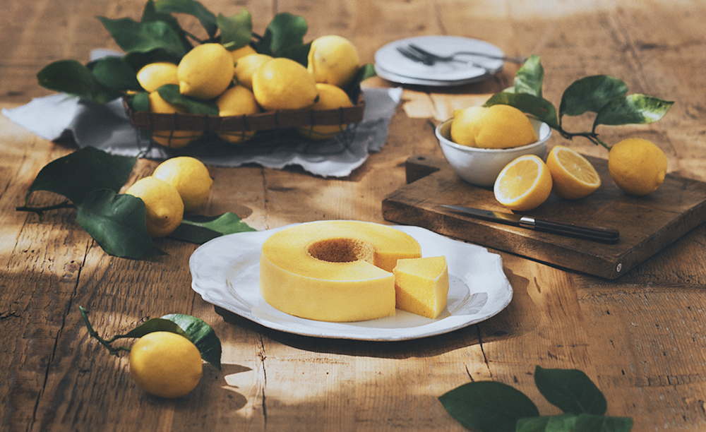 バウムクーヘンブランドを運営する治一郎は6月1日より、全店舗にて夏の季節限定「檸檬のバウムクーヘン」を販売する。価格は1,780円。