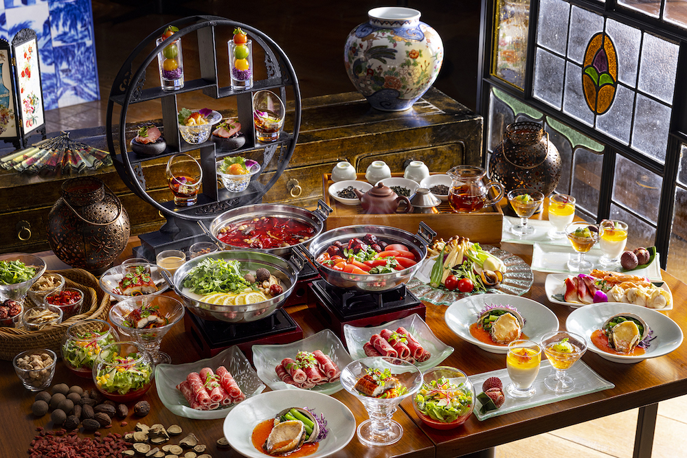ヒルトン東京は6月1日〜8月31日、2階の中国料理「王朝」にて、平日限定でディナープラン「妃鍋」チャイニーズ・ナイトアフタヌーンティーを提供する。価格は1名・税込み10,000円（サービス料込み、要予約）。
