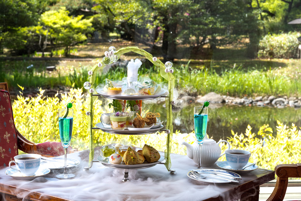 東京都新宿区のリーガロイヤルホテル東京は6月1日〜7月31日、「ガーデンラウンジ」にて「アフタヌーンティー“クロリ・エタン”」を提供する。