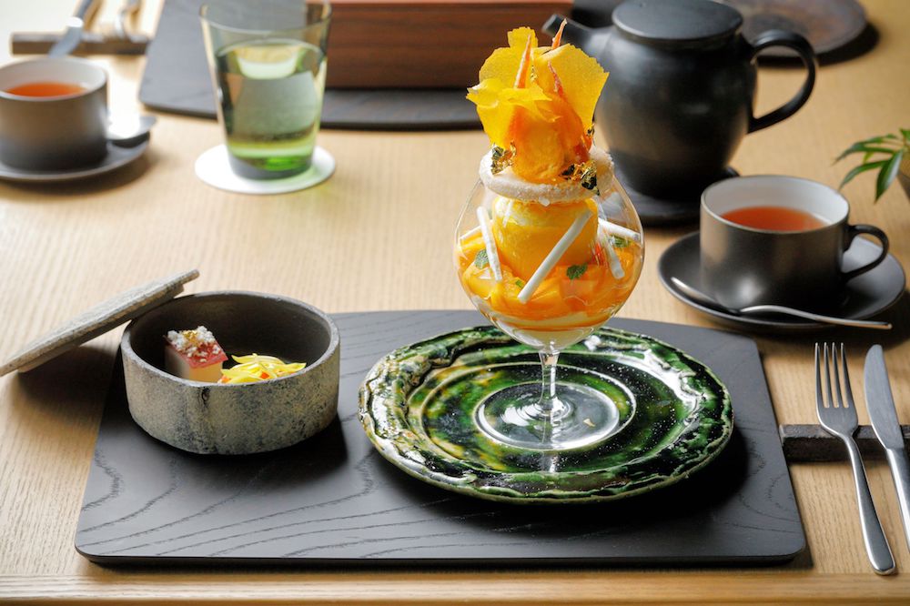 アマン京都は5月8日より、「ザ・リビング パビリオン by アマン」にて、マンゴーと京都ならではのエッセンスが奏でるアートのようなマンゴーパフェ「The Art of Mango」を提供する。