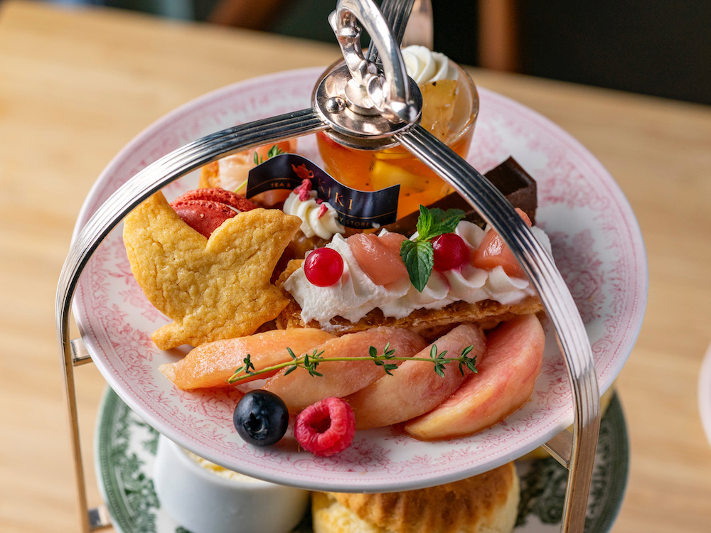 紅茶＆スコーン専門店「TEA ROOM KIKI」の嵐山本店、日比谷店、名古屋店は7月1日より、新作アフタヌーンティーセット「桃のとりこ」を提供する。