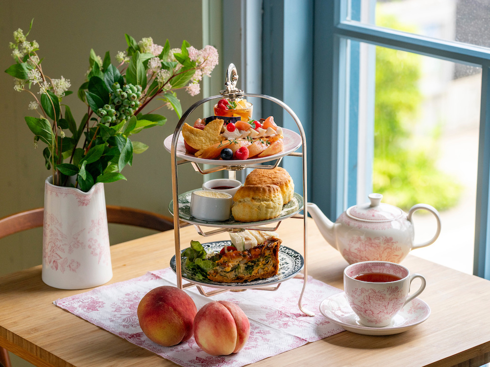 紅茶＆スコーン専門店「TEA ROOM KIKI」の嵐山本店、日比谷店、名古屋店は7月1日より、新作アフタヌーンティーセット「桃のとりこ」を提供する。