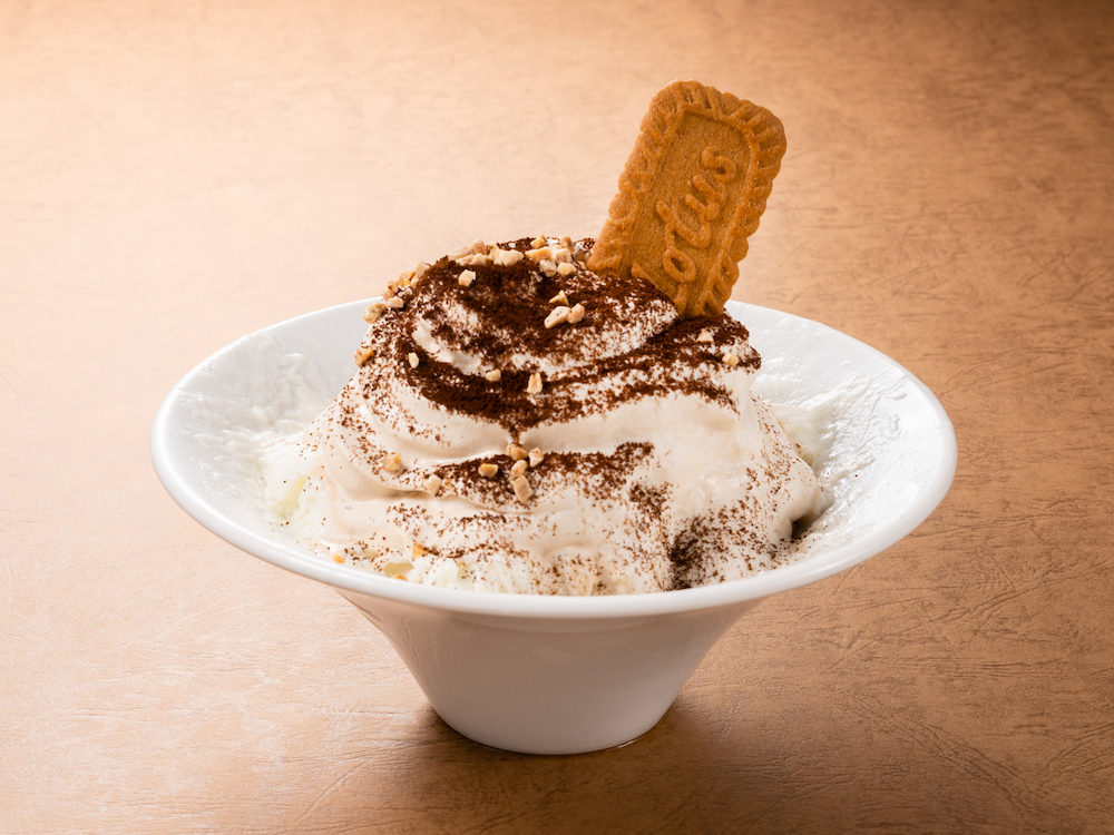 ホテルグランヴィア大阪は7月1日〜9月30日、1階の「ティーラウンジ」にて、コーヒーの風味を楽しめる「エスプレッソのかき氷」を販売する。価格は1,600円。