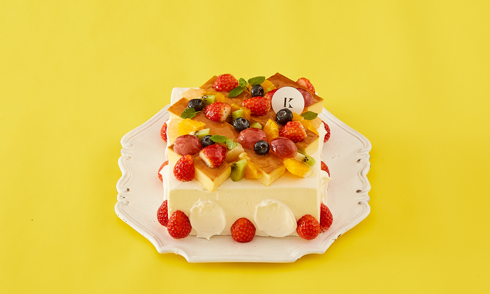 札幌の洋菓子店「きのとや」は6月、月替わりスイーツ「季節のケーキ」として、プリンとフルーツをたっぷりと飾った「デザインプリンアラモード」を提供する。