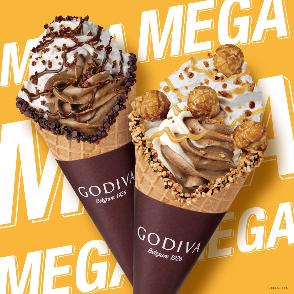 ゴディバ ジャパンは6月16日〜9月14日、全国のソフトクリーム取扱店にて、メガサイズのソフトクリーム「メガパフェ チョコレート」、「メガパフェ キャラメル」を期間限定販売する。価格はそれぞれ税込み690円。