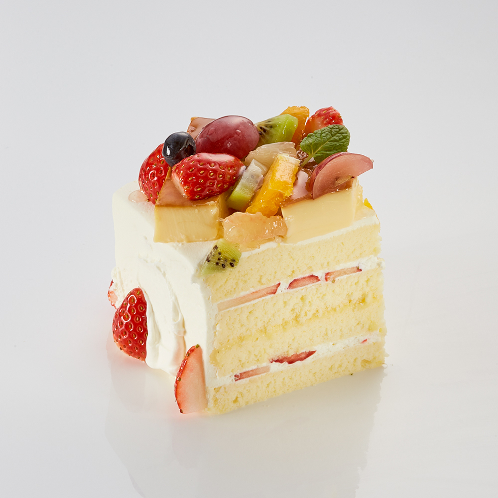 札幌の洋菓子店「きのとや」は6月、月替わりスイーツ「季節のケーキ」として、プリンとフルーツをたっぷりと飾った「デザインプリンアラモード」を提供する。