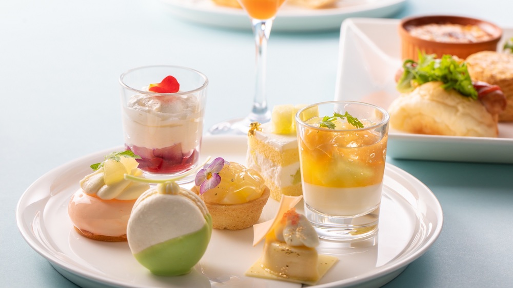 グランドプリンスホテル新高輪は7月1日〜9月14日、1階の「Lounge Momiji」にて、桃とメロンが主役の「Fresh Summer - Peach & Melon Afternoon Tea -」を展開する。