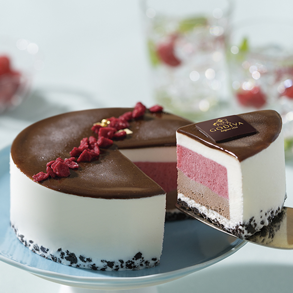 ゴディバ ジャパンは6月26日より、「アイスケーキ ショコラフランボワーズ」を公式オンラインショップにて数量限定で展開する。価格は税込み5,400円（別途送料）。