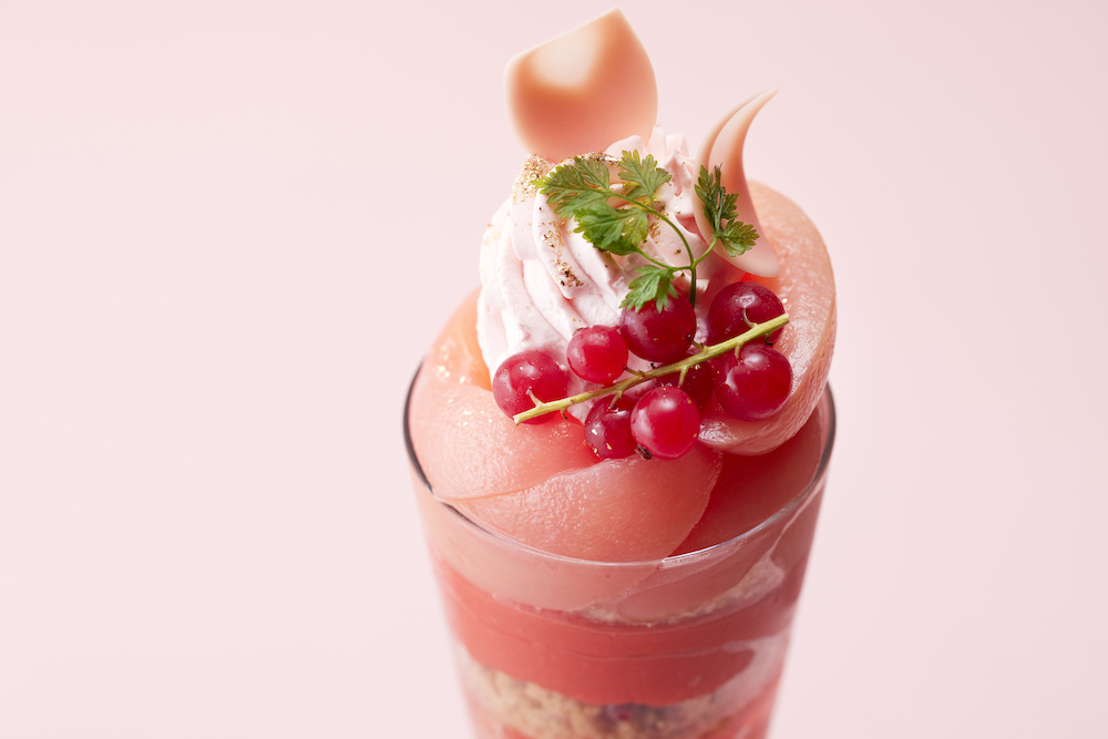 「グランドニッコー東京 台場」は7月1日〜8月31日、「The Lobby Cafe」にて、桃を使った「Color Parfait ～Pink～」を1日10食限定で提供する。