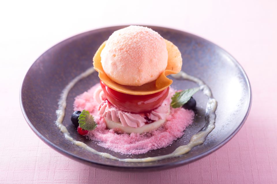 リーガロイヤルホテル京都は7月1日〜8月31日、1階のラウンジにて、かき氷パフェ「Soleil de glace（ソレイユ ドゥ グラス）」、「桃のアフタヌーンティーセット」と「桃色ピーチメルバ」の全3品を提供する。