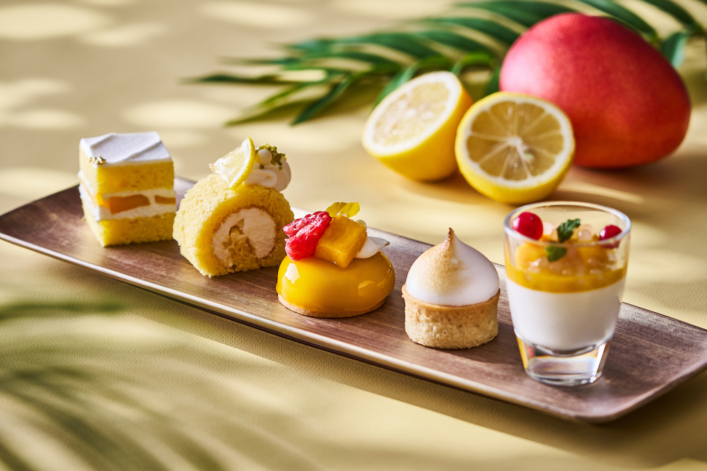 品川プリンスホテルは7月1日〜7月31日、レストラン「DINING & BAR TABLE 9 TOKYO」にて、宮崎県産の完熟マンゴーおよびレモンを使用した夏のアフタヌーンティースイーツコースを提供する。