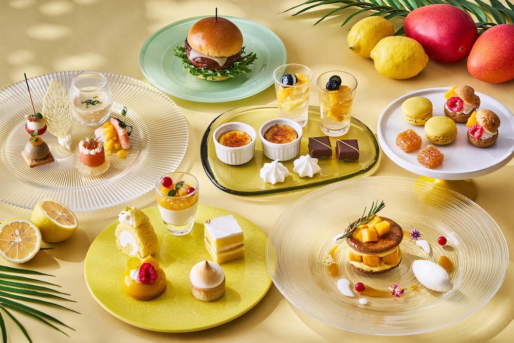 品川プリンスホテルは7月1日〜7月31日、レストラン「DINING & BAR TABLE 9 TOKYO」にて、宮崎県産の完熟マンゴーおよびレモンを使用した夏のアフタヌーンティースイーツコースを提供する。