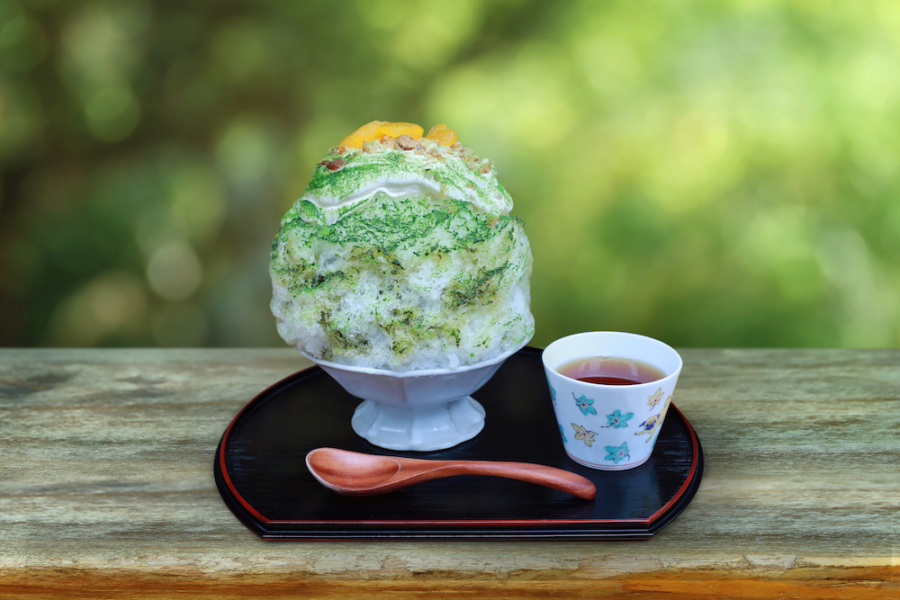 日本茶カフェ「八屋（はちや）」は、オリジナルかき氷を第1弾から第4弾まで販売する。その第2弾として、「抹茶とみそのかき氷」を7月31日まで販売する。価格は単品・税込み1,200円。