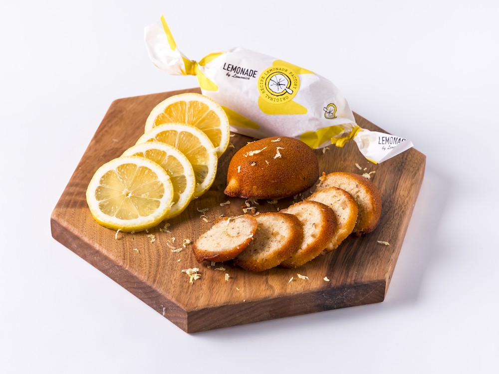 全国99店舗を展開するレモネード専門店「レモネード バイ レモニカ（LEMONADE by Lemonica）」は、2023年夏の新商品として焼菓子「キャンディレモンケーキ」を販売スタートする。価格は1個・税込み320円。