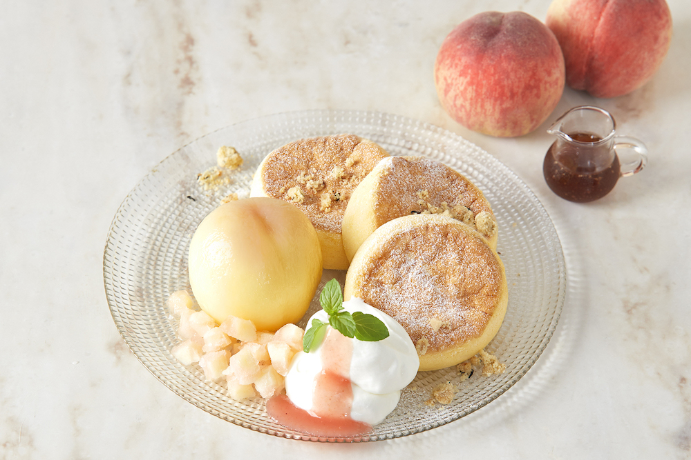 東京、大阪で展開するブランチカフェ｢フリッパーズ（FLIPPER’S）｣は7月14日〜8月20日、国産白桃をまるごと一つ盛りつけた「奇跡のパンケーキ　まるごと白桃」を7月14日より期間限定で販売する。価格は税込み1,870円。​1ヵ月で5,000食の販売を予定している。