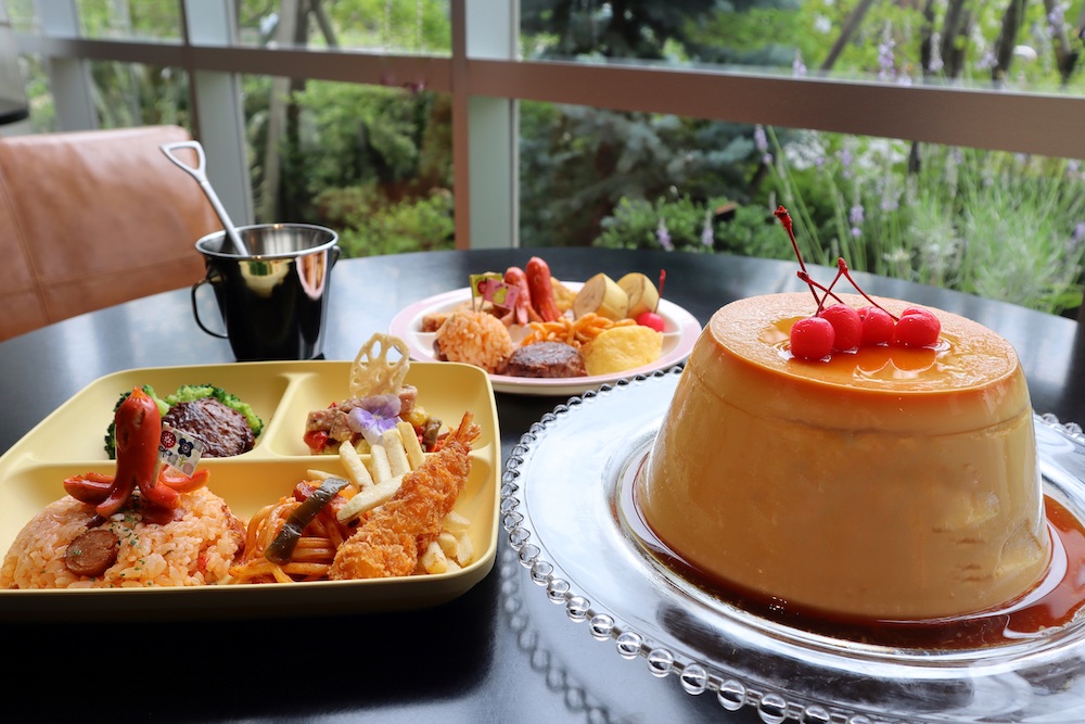 イビススタイルズ東京ベイは、7月1日～8月27日の土日祝日限定で、通常の朝食メニューなどに加えて、豪華お子様ランチを提供。デザートにはバケツプリンなどを数量限定で用意する（要確認）。