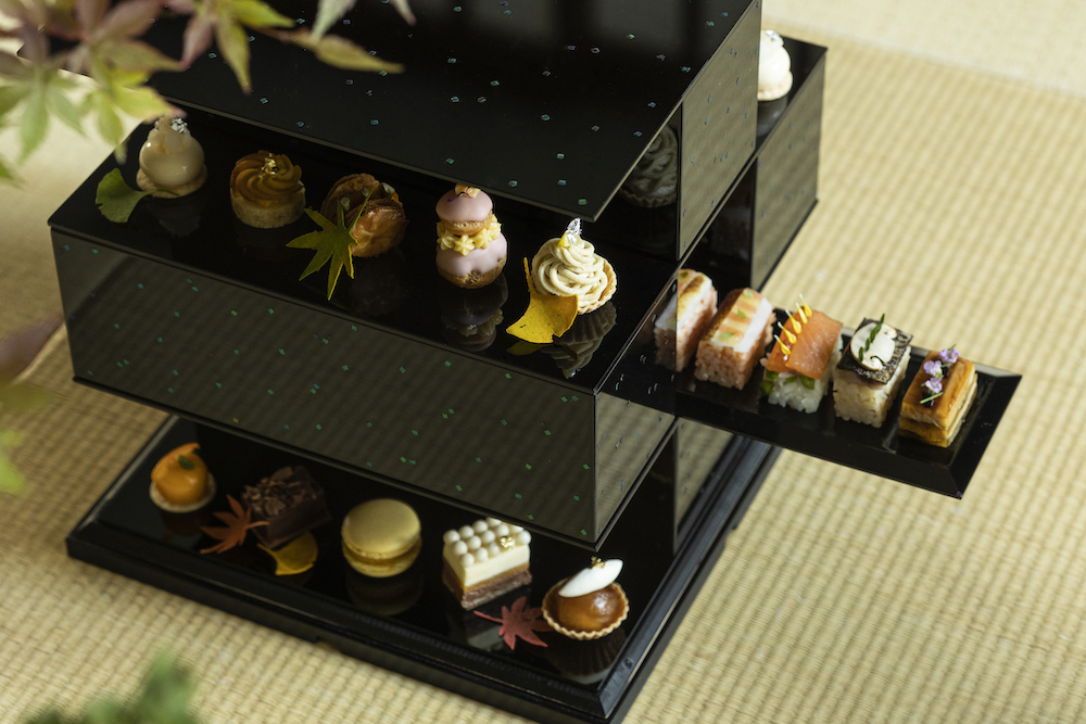 東京・大手町の日本旅館「星のや東京」は9月1日～11月30日、松茸や和栗といった旬を味わい、秋の移ろいを愉しむ「Nippon キュイ ジーヌ 錦秋アフタヌーンティー」を提供する。