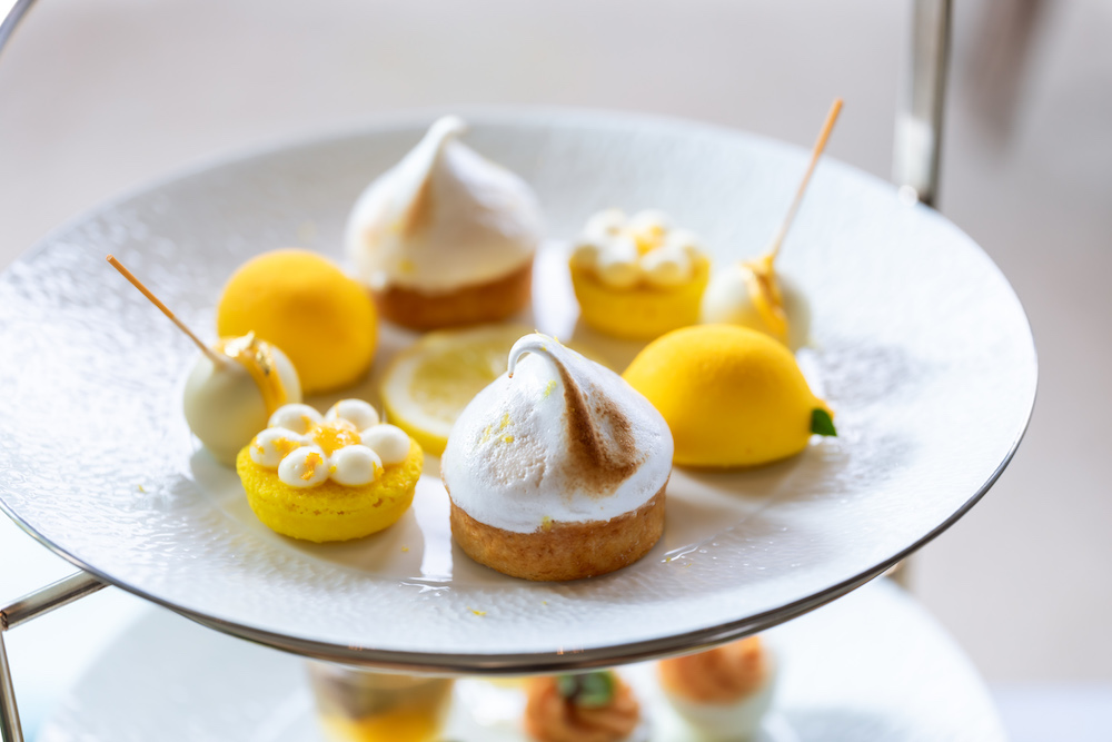 グランドプリンスホテル大阪ベイは7月15日より、レモンをテーマにしたアフタヌーンティー および ブッフェ「Lemon 3 T（h）ree」を期間限定開催する。