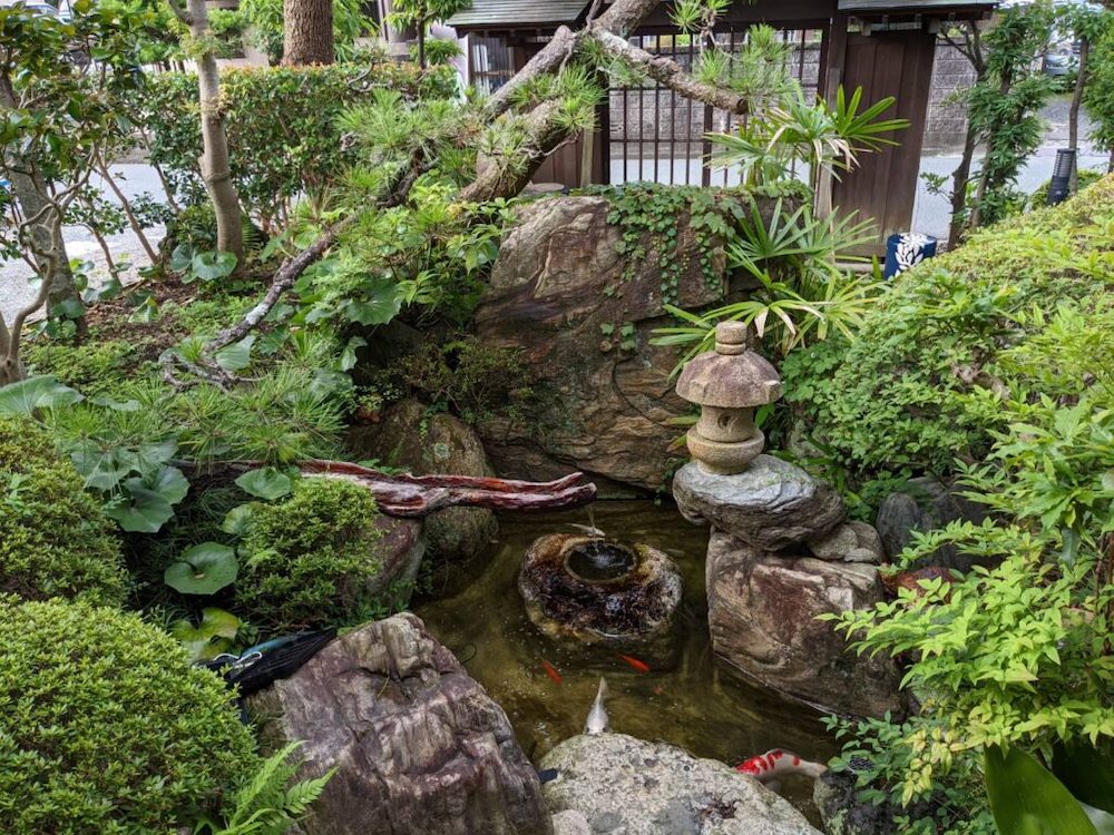 老舗和菓子店「お亀堂」綺麗な日本庭園の真ん中には池があり、錦鯉を鑑賞可能。店内は畳敷きの和室や世界の民芸品、工芸品が飾られ、日本庭園を眺められる縁側の部屋などがあり、祖父母の家を訪れたようなゆっくりとした空間を楽しめる。