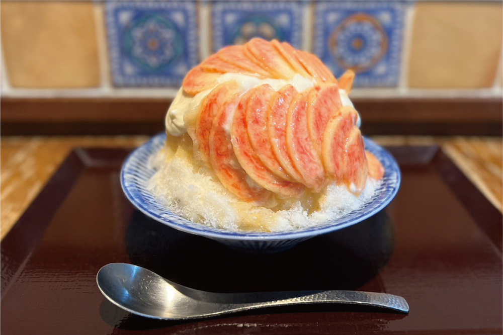 鳥取丸由百貨店5階のカフェ「BOWL TABLE」は8月5日〜9月30日、渋谷の人気かき氷店「茶房オクノシブヤ」を期間限定で展開する。