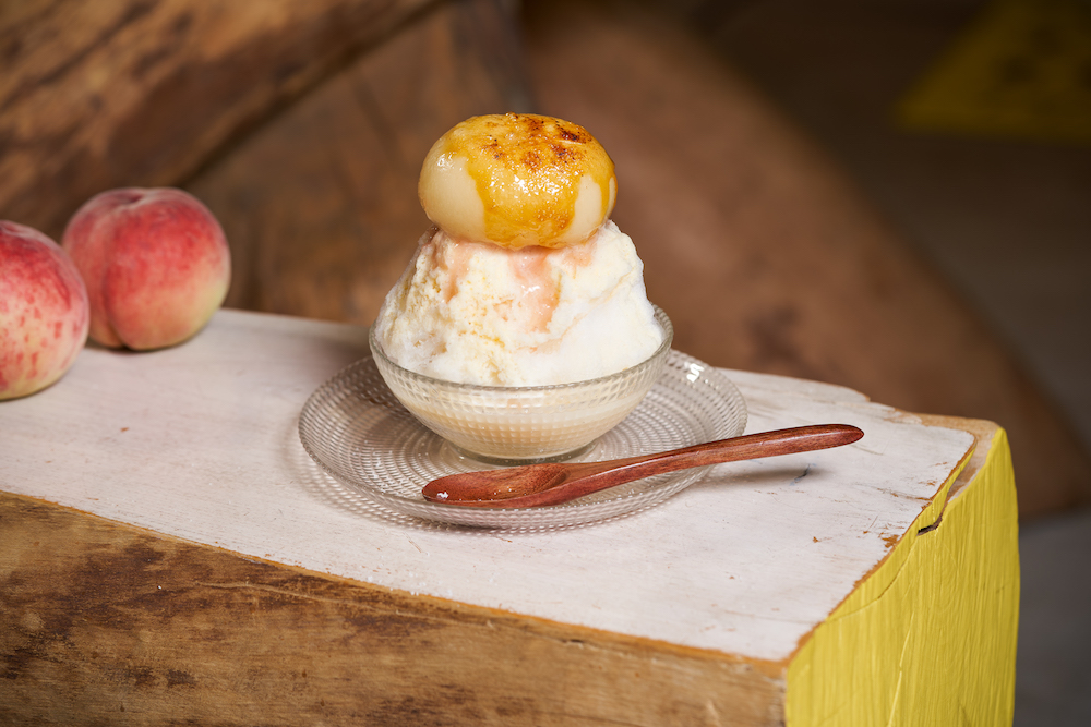 「パンとエスプレッソとまちあわせ」で提供する「かき氷〜桃のキャラメリゼ〜」（税込み2,480円）