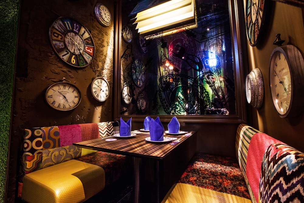 ファンタジーレストラン「幻想の国のアリス」の「逆さ時計の部屋」