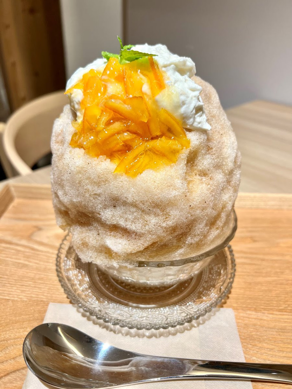 兵庫県三木市の「I TeA HOUSE」は、夏の新メニュー「紅茶専門店のかき氷　サワーサップと柑橘マーマレードのかき氷」を提供中だ。価格は税込み1,500円。