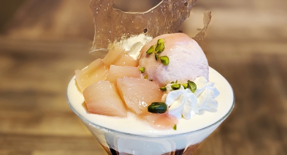 京都市中京区のサロンスタイルのカフェ「メゾンタヌキ（MAISON TANUKI」）」は8月11日〜8月末頃まで、3週間限定で新メニュー「アールグレイ薫る白桃のパフェ」の提供をスタートする。価格は税込み2,000円。