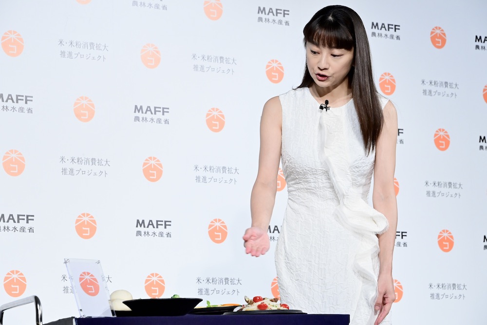 紹介された米粉の料理メニューについてトークを展開する小池栄子さん。