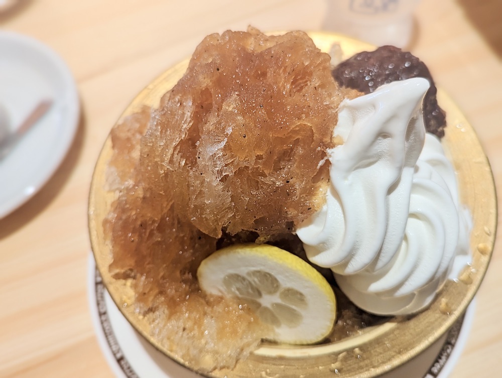 コメダ珈琲店のかき氷「クラフトコーラ」。ソフトクリームと小倉あんをトッピングした様子