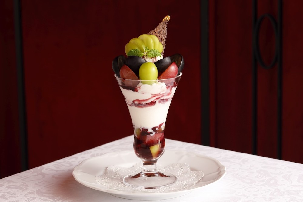 「資生堂パーラー 銀座本店サロン・ド・カフェ」は9月1日～9月30日、旬の果実を堪能できる秋のフルーツパフェやデザートを提供する。